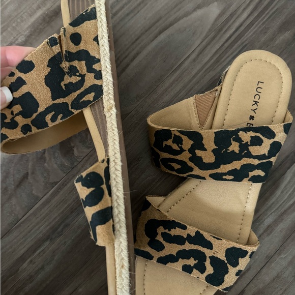 Lucky Brand Wyntor Leopard Animal Print Leather Slides Wedges Sandals 7.5 - Picture 2 of 4